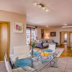 With Private 90 Sqm Rooftop, Free Parking And Air Condition Apartmán